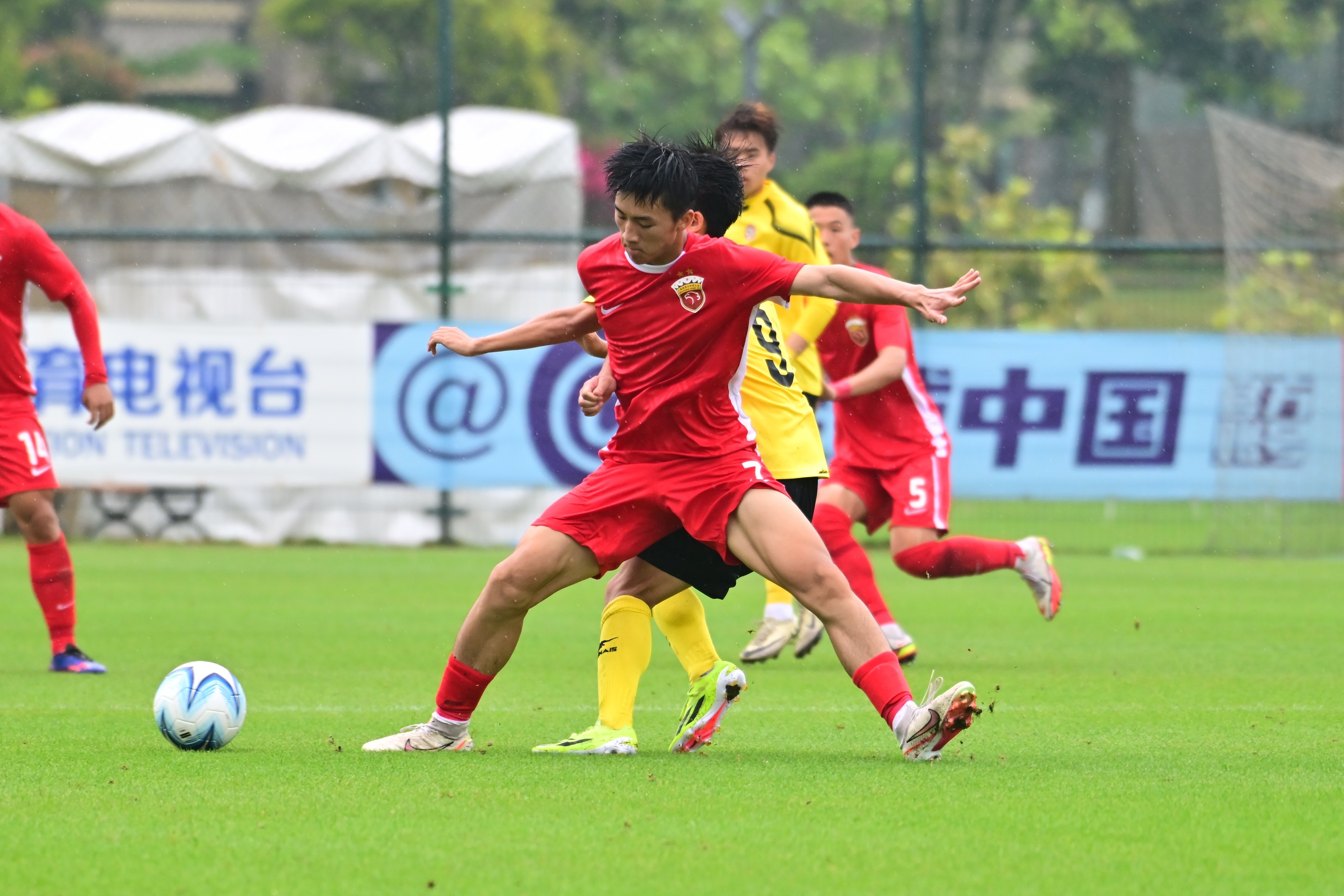 高强度比赛胜出,球队赢得胜利 高强度比赛胜出,球队赢得胜利