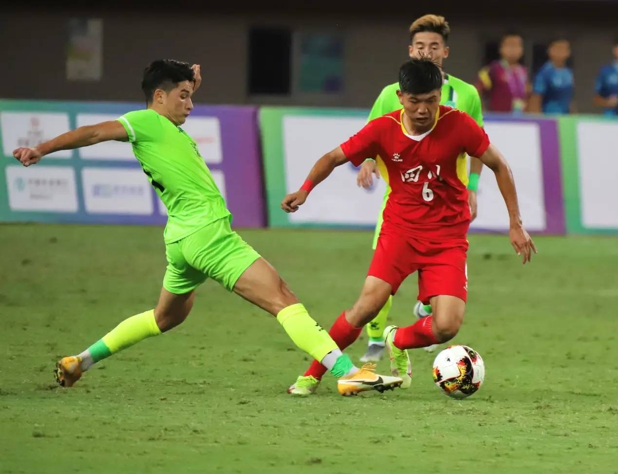 开云体育官网-足球比赛中发生激烈对抗,引发热议