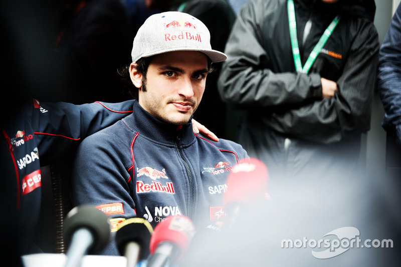 红牛二队险胜梅赛德斯,塞恩斯统治全场 红牛二队险胜梅赛德斯,塞恩斯统治全场